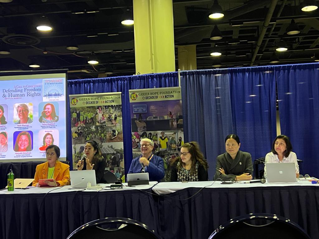 KehkashanBasu's tweet photo. #GreenHope in Chicago, USA!🇺🇸
GHF’s event at the 2023 Parliament of the World's Religions brought together 6 amazing women from different faiths to discuss “Interfaith Gender & Environmental Justice for the Human Right to a Healthy Environment”!👩🏽🌍
#2023PoWR #InterfaithHarmony https://t.co/LcfZixNN5q