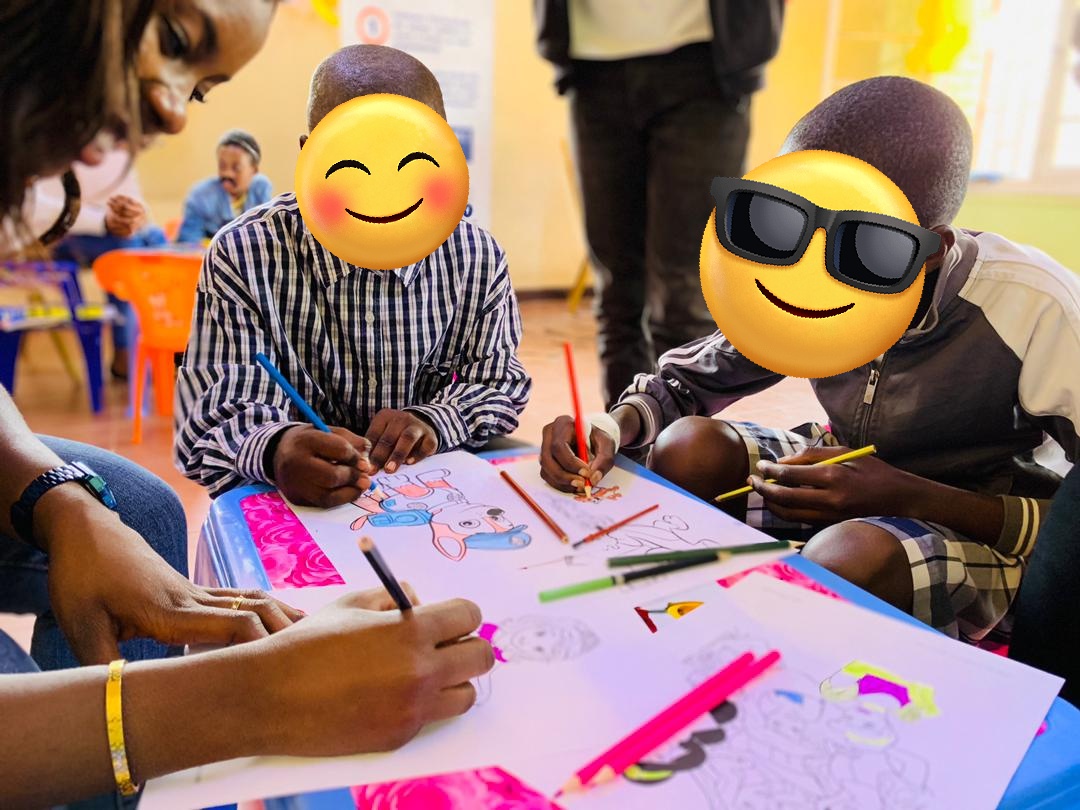 ACDAsbl's tweet image. Samedi 19 Août 2023, à Lubumbashi🇨🇩.

Nous avons lancé le programme #APSEC (Assistance Psycho-Sociale des Enfants Cancéreux), aux Cliniques Universitaires de Lubumbashi.

Salon psychoculturel pour les enfants atteints de cancer.
Salon de soutien psychologique pour leurs parents.