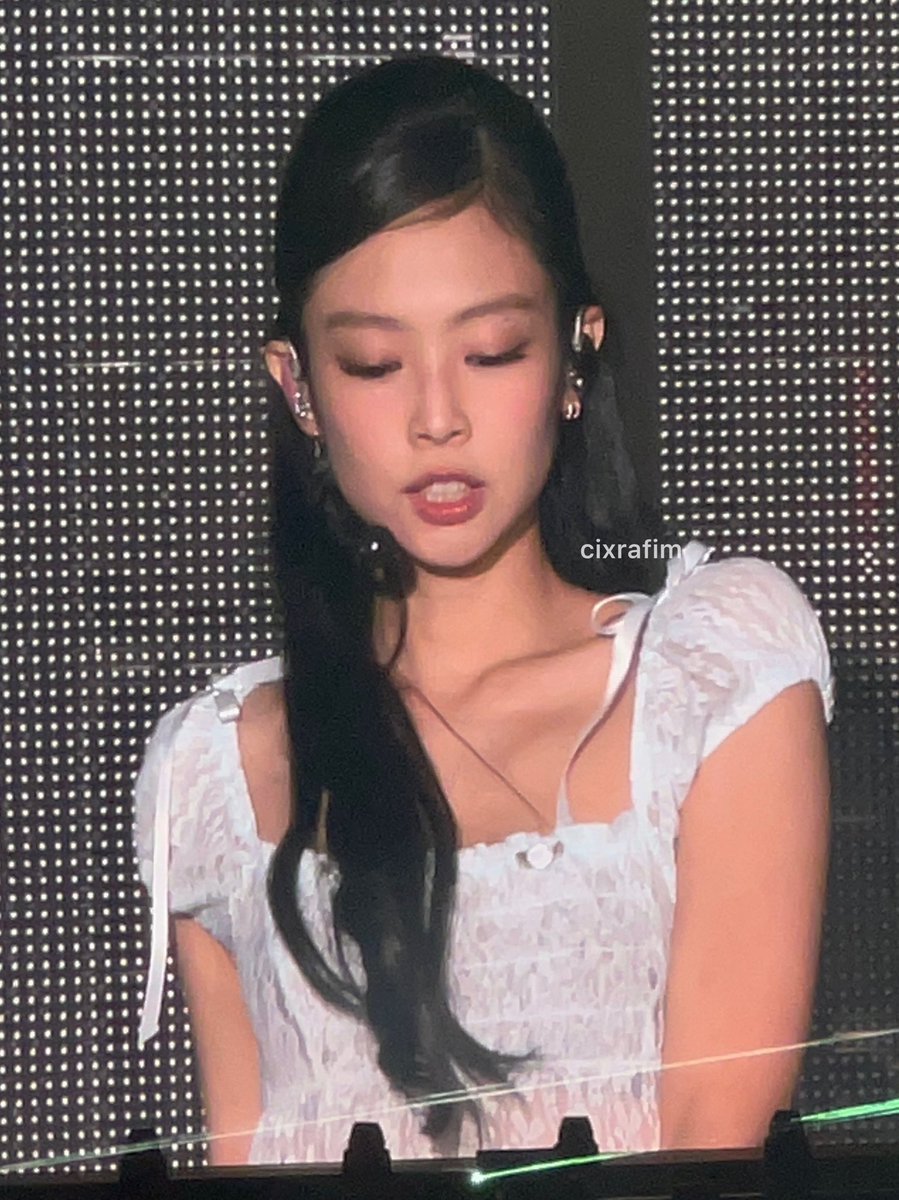 BLACKPINK4168's tweet photo. My Jennie is so beautiful that she doesn't need a few fixes to look good 🥺💓
.
.
#JENNIE #SOLO #YOUANDME https://t.co/gcUNiMygHV