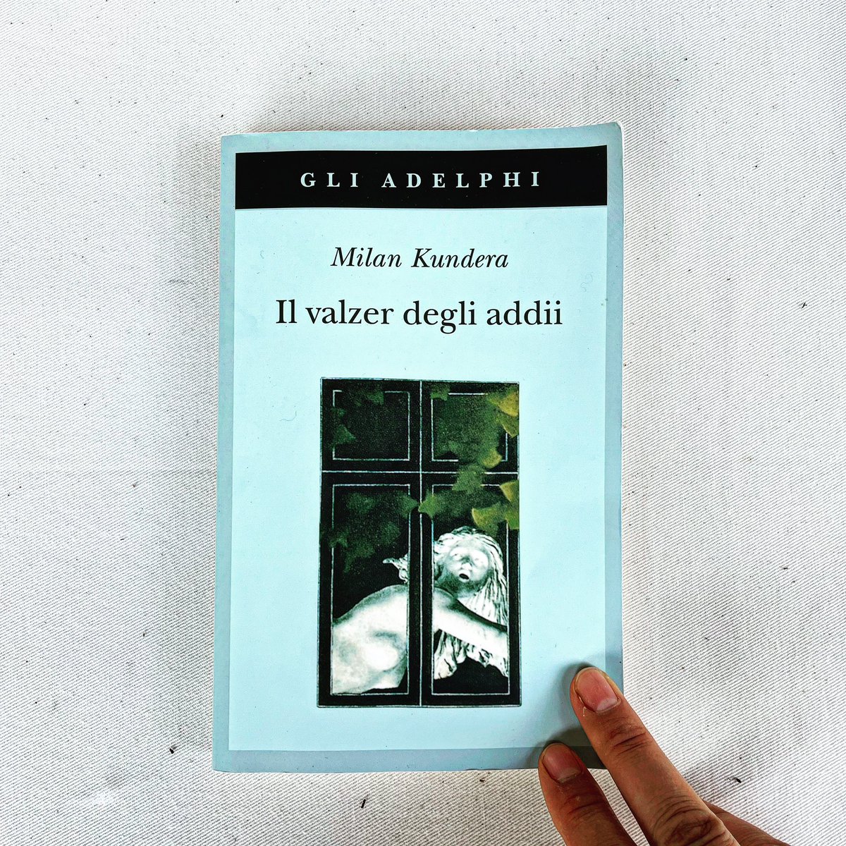 nel suo paese le cose non peggioravano né miglioravano, semplicemente diventavano più ridicole.
.
Milan Kundera, Il valzer degli addii, trad. Serena Vitale <a href="/adelphiedizioni/">Adelphi Edizioni</a>