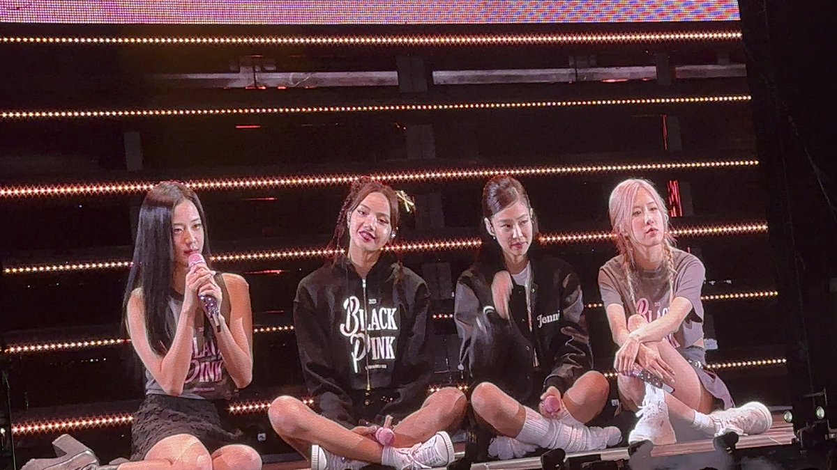 honorslisa's tweet image. here’s blackpink singing stay to make your day better
