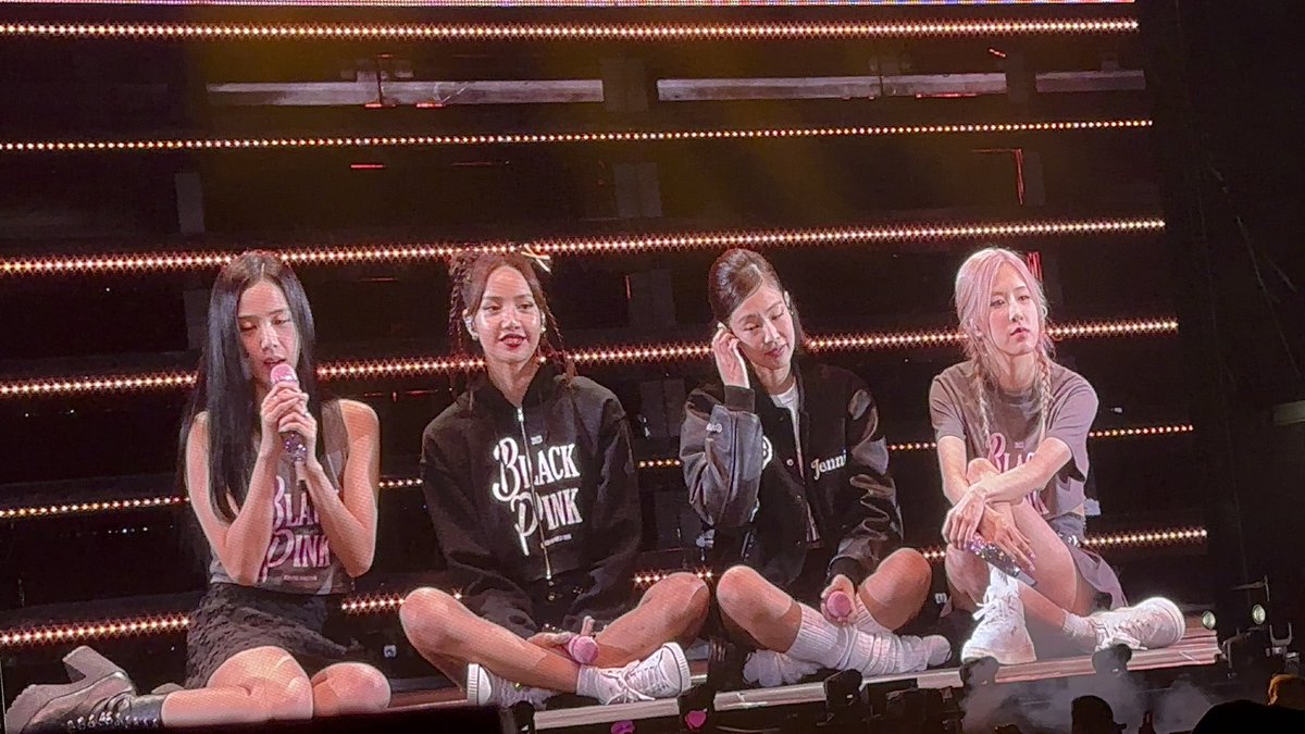 honorslisa's tweet image. here’s blackpink singing stay to make your day better