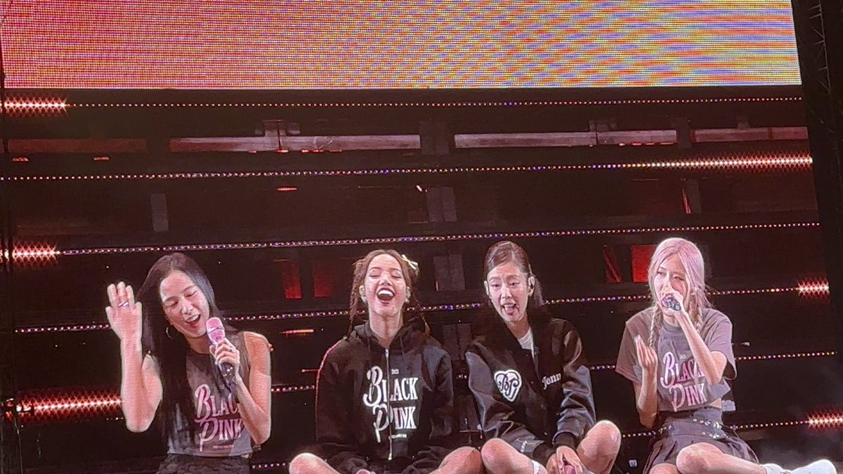 honorslisa's tweet image. here’s blackpink singing stay to make your day better