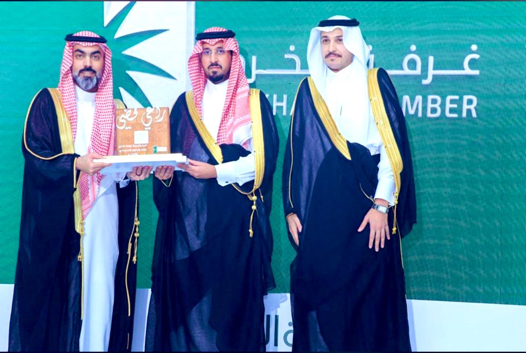 SOFARAANAJD's tweet image. 📌

شرف صاحب السمو الملكي الأمير فهد بن محمد  بن سعد بن عبدالعزيز آل سعود محافظ الخرج حفل إطلاق أستراتيجية @kcciorg وتوقيع الشراكات لنمو القطاع الإقتصادي والصناعي حيث تشرف بالمشاركة رئيس مجلس الإدارة ومصنع  @Wavksa الراعي الفضي لأنشطة غرفة الخرج #مياه_واڤ باستلام الدرع من سموه.