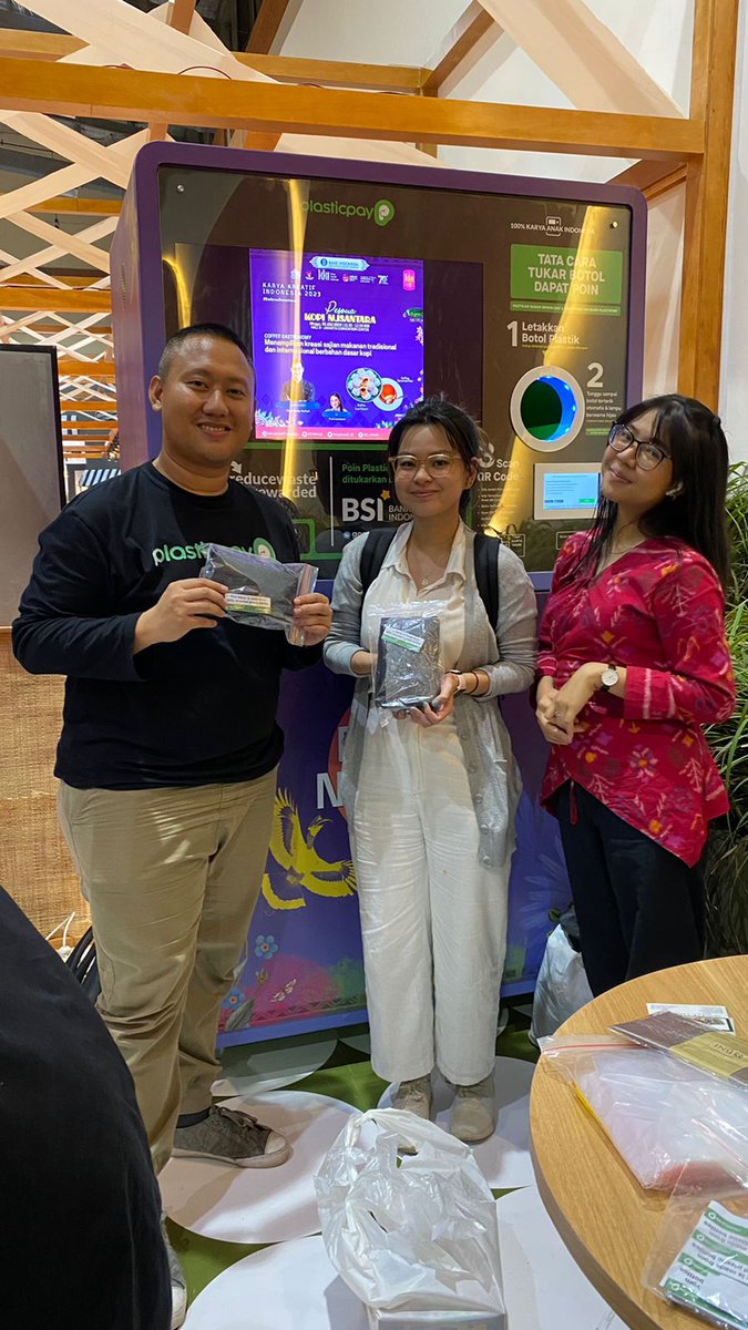 plasticpay's tweet photo. Plasticpay turut ambil bagian dalam perayaan acara "Karya Kreatif Indonesia (KKI)" yang digagas oleh Bank Indonesia. Acara ini bertajuk "Badarau Nusantara" yang mengusung konsep berkelanjutan sehingga kehadiran Plasticpay menjadi bagian yang tak terpisahkan. https://t.co/2dyG6dlZkP
