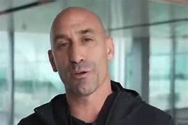 Hola <a href="/taniaverge/">Tània Verge Mestre</a> , demanes la dimissió d'un, però no de l'altre, el teu feminisme es subordina al cinisme, depèn del carnet del partit.