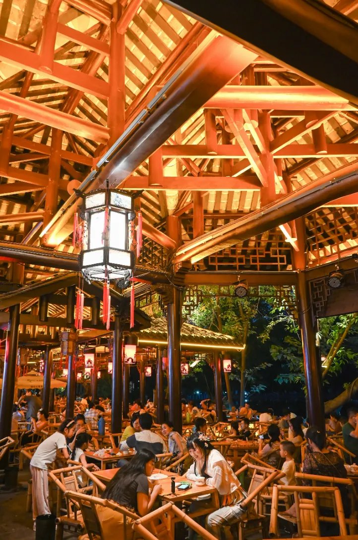 Lin_Nan1's tweet photo. The #Heming #Teahouse, with a history of 100 years, represents Chengdu's leisurely and cozy life and has already become the collective memory of the #Chengdu people. Welcome to Chengdu, to savor the tea aroma of #Shu and the stories of Chengdu. https://t.co/zKrR5WFhdf