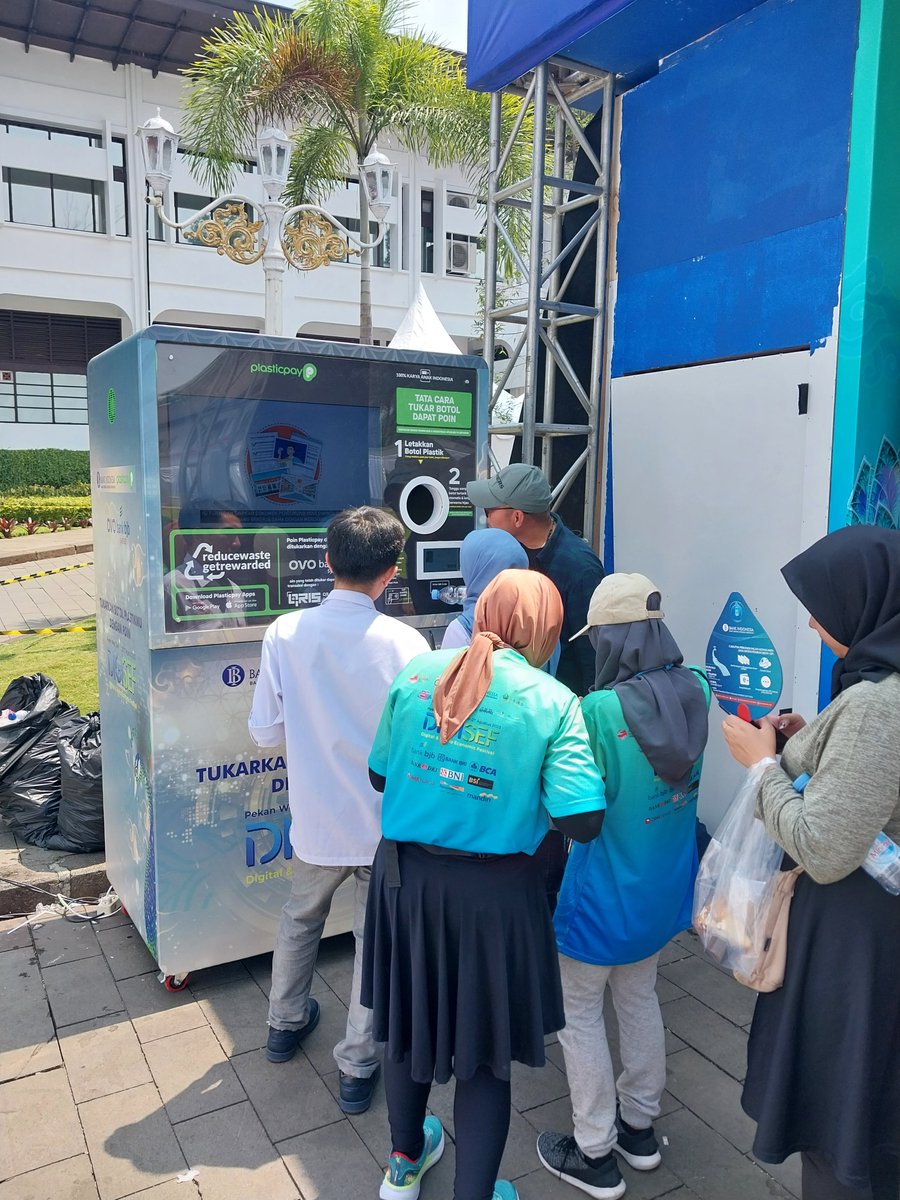 plasticpay's tweet photo. Kami bangga berkolaborasi dengan Bank Indonesia Jawa Barat dalam acara Pekan West Java Digital &amp; Sharia Economic Festival (WJ-DIGISEF)!  
Dengan menghadirkan RVM, terlihat para pengunjung sangat antusias menukarkan botol bekasnya menjadi poin! https://t.co/OM1oNU6hva
