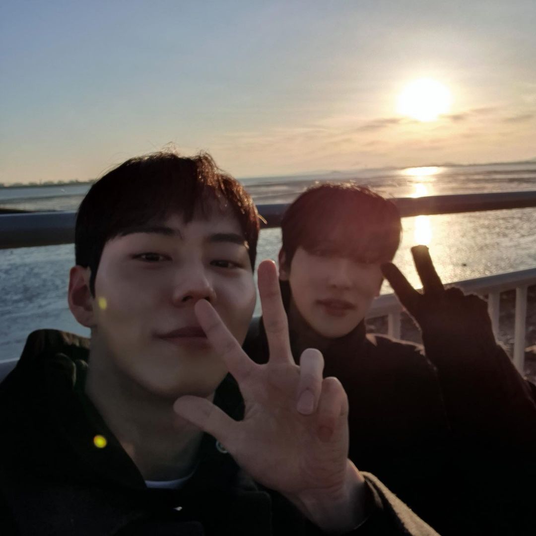 👥:When was the happiest time during the 7 nights and 8 days trip ?

🐥When I was on our first date with Junseong hyung, we sat on a bench and talked while watching the sunset. It was nice being together.

The perfect sunset date ,I am crying 😭😭❤️

#HisMan2 #JunSeongHo