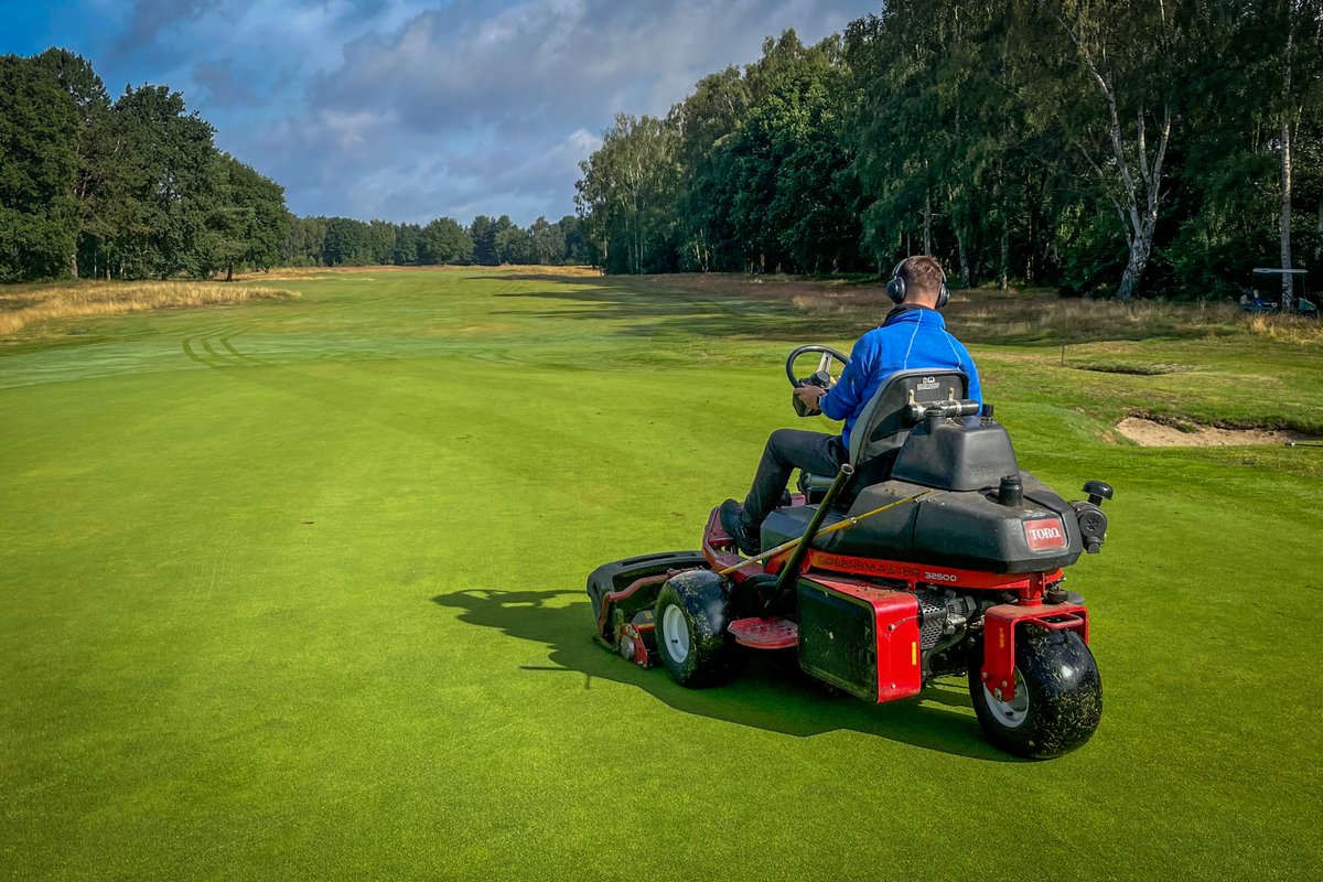 fulfordgolfclub's tweet photo. Verticutting the greens to reduce surface imperfections to ensure golfers experience a truer and more consistent ball roll whilst keeping the surfaces refined
#greenkeeperlife #verticutting https://t.co/4bt90vKsv5
