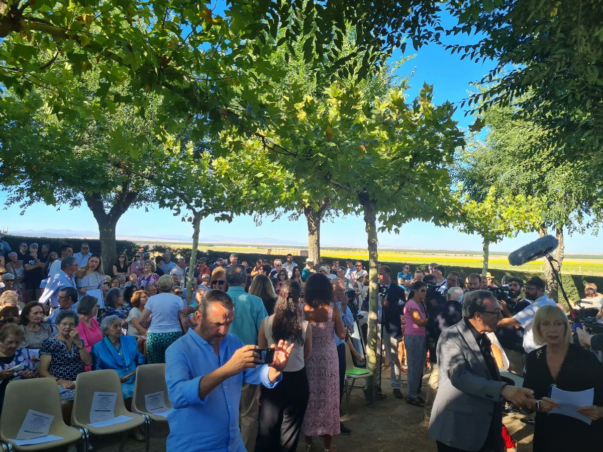 AmigosBrigadas's tweet photo. ¿Alguien me puede explicar qué heridas abre esto?
CEREMONIA DE ENTREGA A LOS FAMILIARES DE LOS RESTOS DE LAS VÍCTIMAS DE PAJARES DE ADAJA Y NAVALMORAL DE LA SIERRA (ÁVILA) https://t.co/tRCeBmAVUD