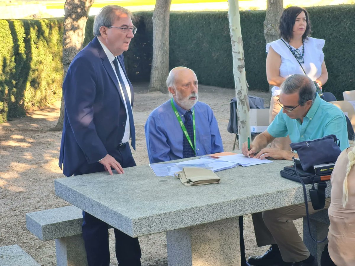 AmigosBrigadas's tweet photo. ¿Alguien me puede explicar qué heridas abre esto?
CEREMONIA DE ENTREGA A LOS FAMILIARES DE LOS RESTOS DE LAS VÍCTIMAS DE PAJARES DE ADAJA Y NAVALMORAL DE LA SIERRA (ÁVILA) https://t.co/tRCeBmAVUD