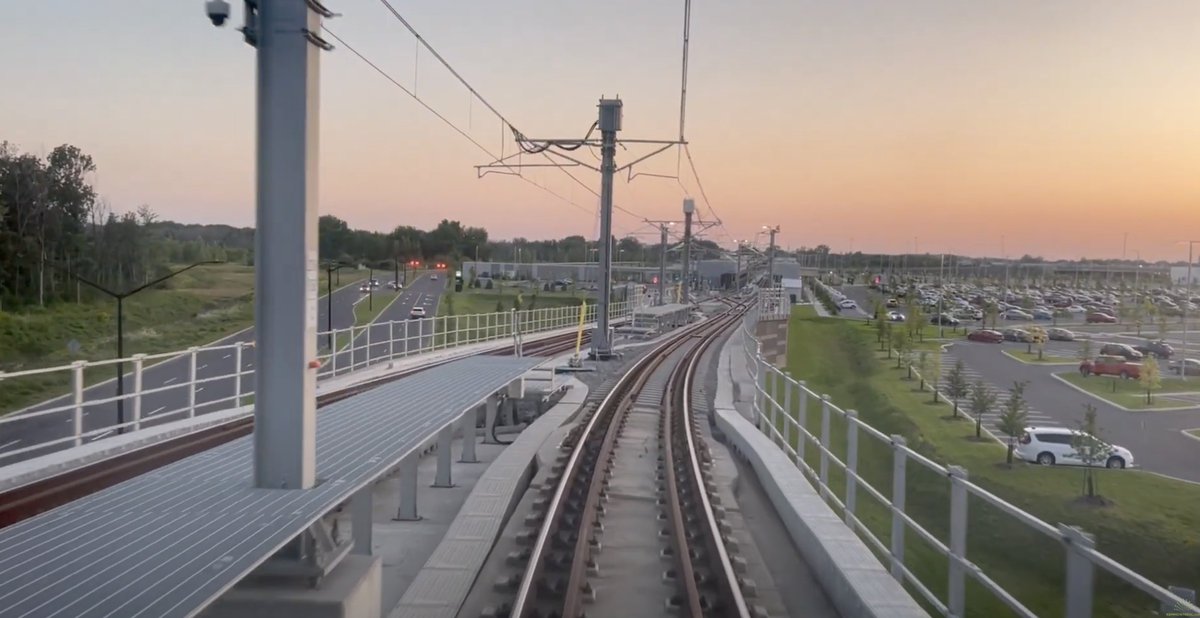 halquihisse's tweet photo. ça me flingue les transports en amérique du nord

le REM de Montréal, tout neuf, acclamé par les nerds des transports 

la gueule de l'emplacement des stations : https://t.co/1qXs7wzvWt