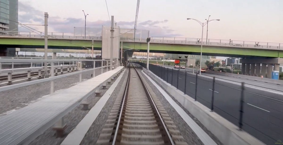 halquihisse's tweet photo. ça me flingue les transports en amérique du nord

le REM de Montréal, tout neuf, acclamé par les nerds des transports 

la gueule de l'emplacement des stations : https://t.co/1qXs7wzvWt