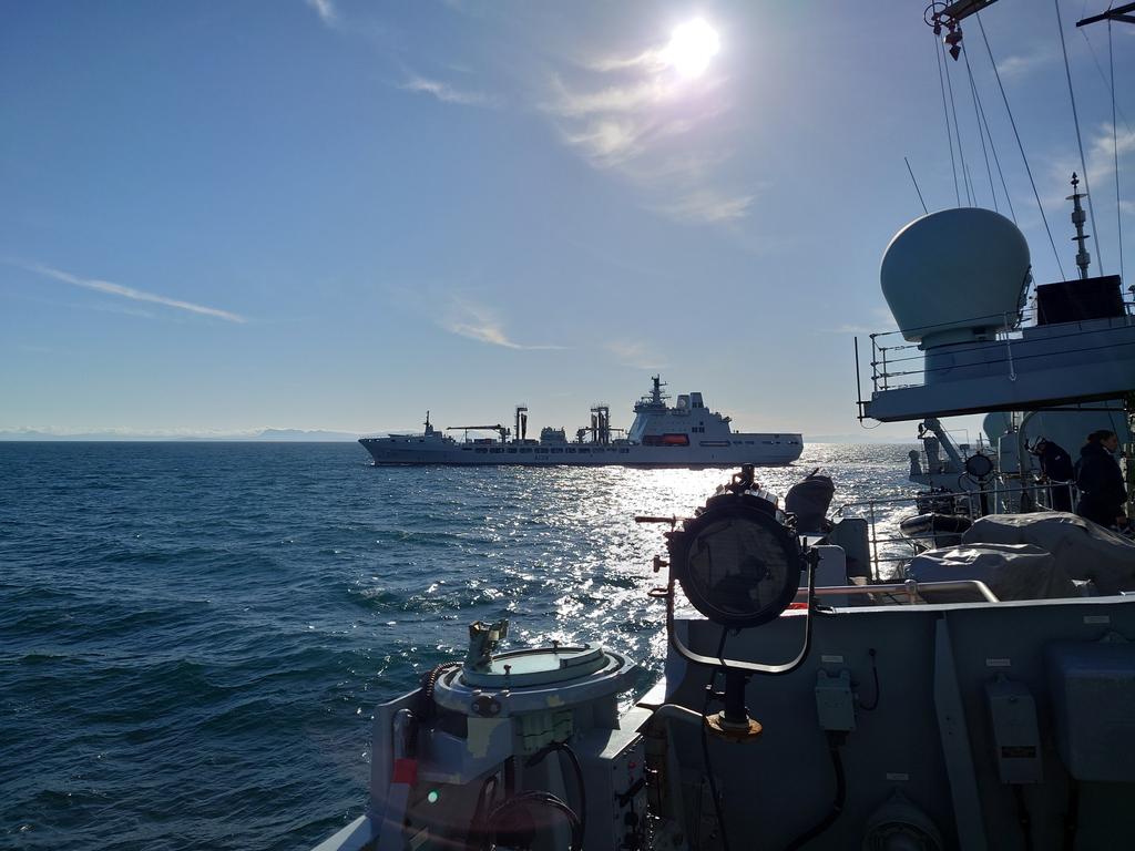 A Replenishment at Sea (RAS) for fuel ⛽ ensures we can remain on task and stay combat effective 💥. Operating within 30m of @RFATideforce (37,000 tonnes) is a highly skilled feat of seamanship⚓, ship handling 🚢🚢 and Marine Engineering 🔧 for our sailors. #RAS @RoyalNavy