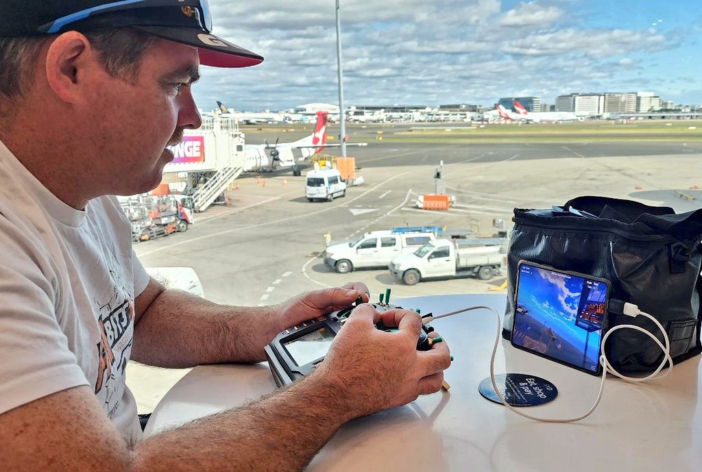 AUADRT's tweet image. Last minute sim practice for #MacDaddy on his way to 🇦🇺 #DroneRacing Nationals in Townsville! We qualified 5 for @AustralianArmy - our best ever - ready to #SendIt!
@ChiefAusArmy @FORCOMDAusArmy @HLCAusArmy @COMD2Div