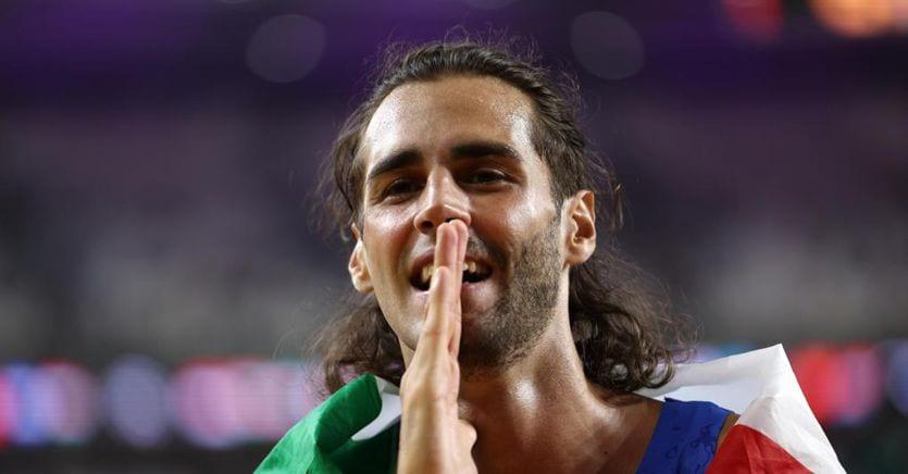 sole24ore's tweet photo. 🔸 Mondiali atletica, #Tamberi oro nel salto in alto. L’azzurro ha superato la misura di 2,36 metri. Argento allo statunitense JuVaughn Harrison. Il qatariota Mutaz Essa Barshim si è aggiudicato il bronzo. https://t.co/rcWuzSp6oG https://t.co/ItcQfOTXbN