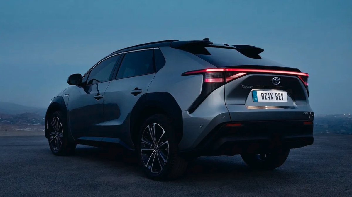 The race to develop better EV batteries is heating up, and Toyota has recently unveiled a solid-state battery, a technology that stores energy in a solid electrolyte rather than a liquid or paste-like substance. 
impactlab.com/2023/08/22/rev… FuturistSpeaker.com #foresight