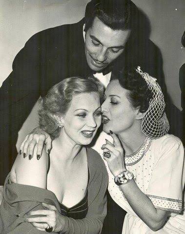 AllTC_'s tweet photo. #JoanCrawford telling naughty secrets to #AnnSothern. https://t.co/ZePu2TMse6