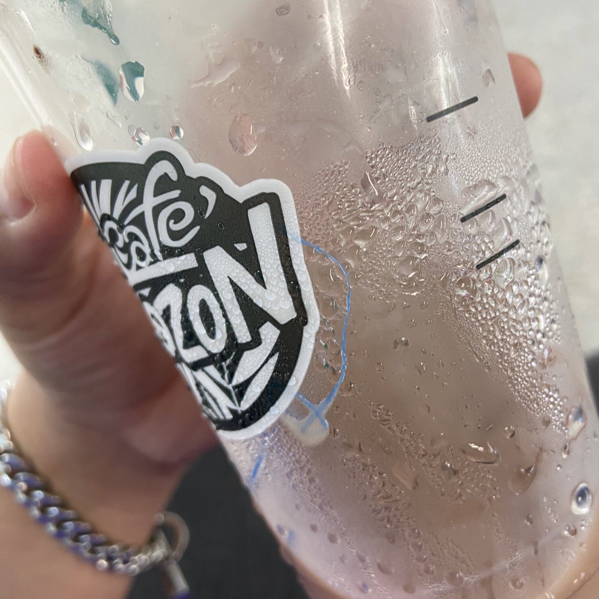 กินไปเกือบหมดแก้วแล้ว อะไรอ่ะ เชือก? ด้าย? 🤢