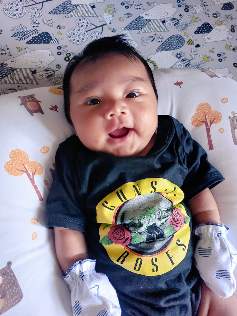 ns_nsdewi's tweet photo. Bayi mana yang boleh nonton konser? 🥰 #GunsN'Roses https://t.co/oUQPkGOqbK