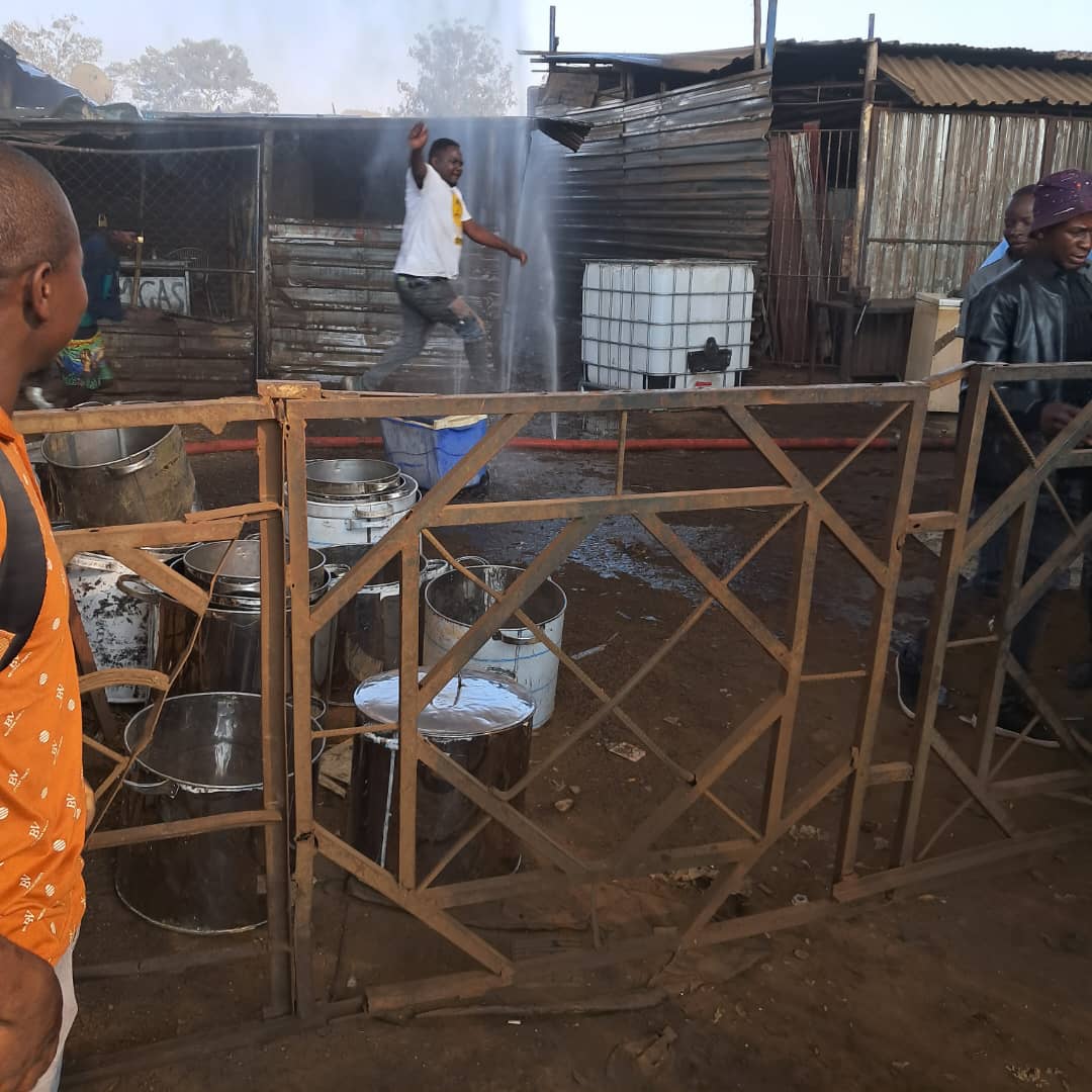 mbilez24zw's tweet photo. The Magaba area in Mbare is currently on fire. The causality is not yet certain. Meanwhile, fire brigade dpt have arrived at the scene and are struggling to put out the fire owing to burst water pipes.
Pics by: p mtendenedzwa 
@bvtatrust @InfoMinZW @nickmangwana @daddyhope https://t.co/NgtYpPDln0
