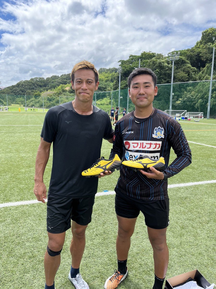 sanuki_12's tweet photo. 世界一好きで、世界一憧れているサッカー選手にお会いできました。
一生忘れません。
ありがとうございました😭
#本田圭佑
#カマタマーレ讃岐 https://t.co/3cW0Pn4qUR