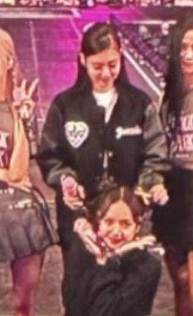 Cimbree1's tweet photo. this is how you look at your little world 🤍🎀

#JENLISA https://t.co/w8RDZj3mJ5