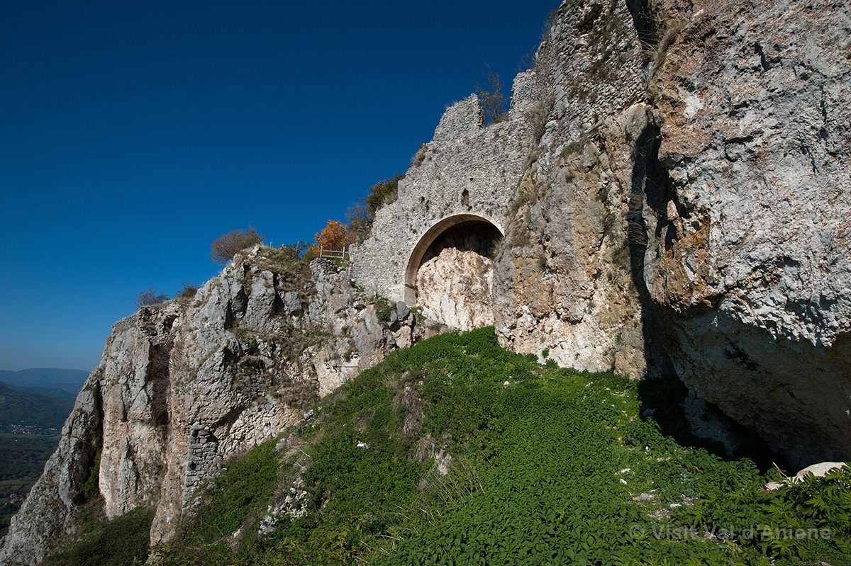 visitvaldaniene's tweet photo. Nel silenzio dei Monti Simbruini, lungo il Sentiero Coleman, si nasconde Camerata Vecchia: un borgo fantasma che racconta di storie passate e di un tempo che sembra sospeso tra storia e natura. Scoprilo in questa escursione! https://t.co/LUH17RO50D
#valdaniene #simbruini https://t.co/0we8f6dUUW