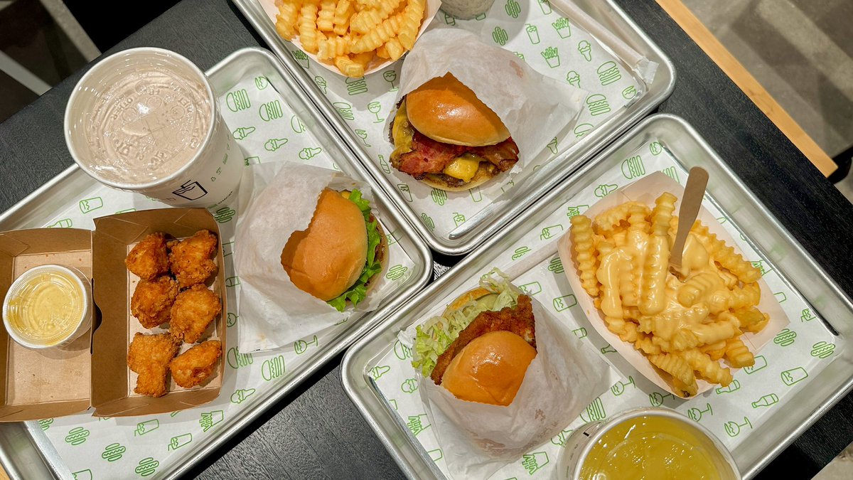 AranetaCity's tweet photo. Shaking things up here at the #CityOfFirsts! Who’s excited for the opening of @shakeshackph at the New #GatewayMall2? 🍔🍟 

🗓️ See you all on August 25! #ShakeShackAraneta has a lot of surprises in store for you! 

#AranetaCity #MallLikeNoOther  #ShakeShackPH https://t.co/jfaGgtdqZl