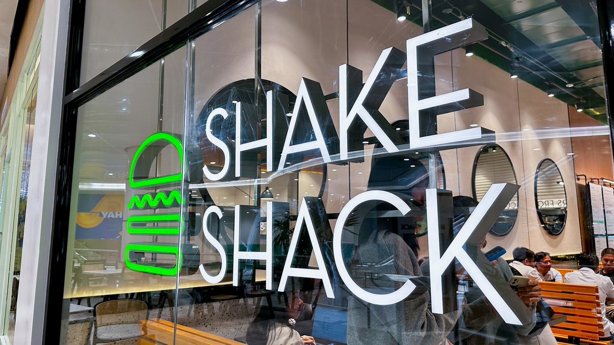AranetaCity's tweet photo. Shaking things up here at the #CityOfFirsts! Who’s excited for the opening of @shakeshackph at the New #GatewayMall2? 🍔🍟 

🗓️ See you all on August 25! #ShakeShackAraneta has a lot of surprises in store for you! 

#AranetaCity #MallLikeNoOther  #ShakeShackPH https://t.co/jfaGgtdqZl