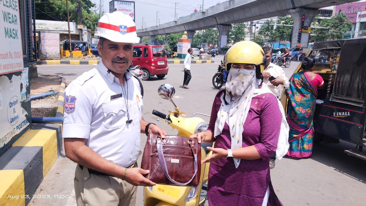 #Good Job Traffic Police Constable 
#Women lost her purse at Huda junction, LB Nagar Traffic Police constable Sri. S. Bikshapathi, PC 4157 found the bag and returned the same to her after enquiry. @RachakondaCop @LbnagarTrPS @Rachakonda_tfc
