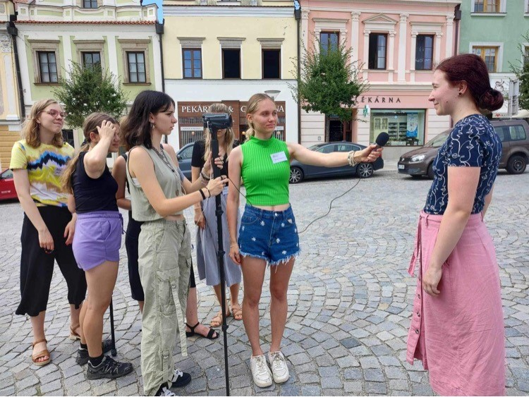 Ohlédnutí za Letní žurnalistickou školou Karla Havlíčka Borovského 2023  - kde jinde než v Havlíčkově Brodě! Byl to 19. ročník. #lzs2023 ❤️ Příští rok nás čeká jubilejní 20.!🥳 Termín 18.-24. srpna. Sledujte náš web, Facebook, Instagram i Twitter/X, prozradíme vám, co chystáme 🤗