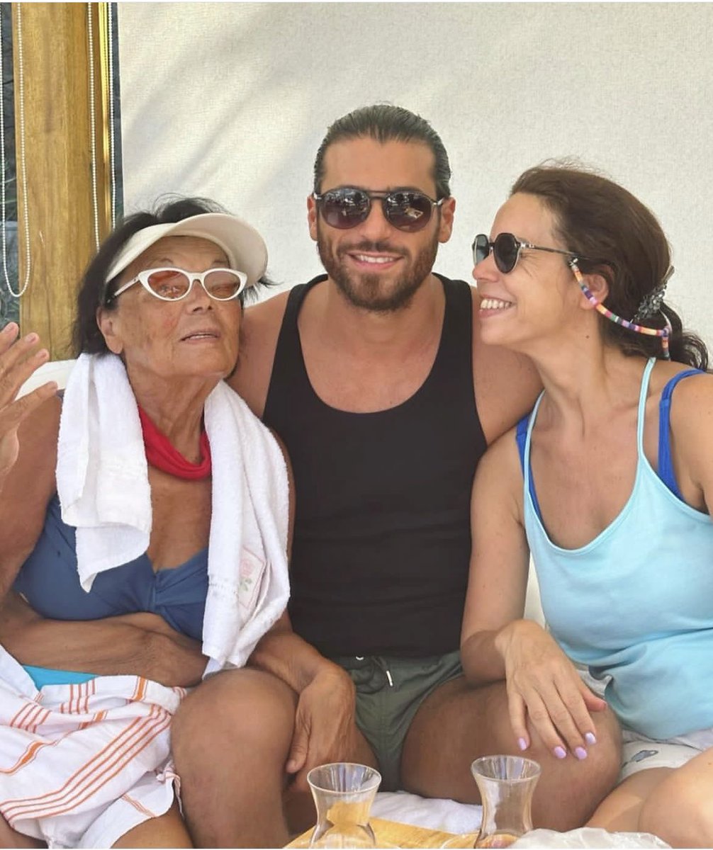 CanYamanMedia's tweet photo. #CanYaman with his family members in Turkey: mother Guldem, father: Guven; nan and other close friends of family. https://t.co/e0yBGSs2OF