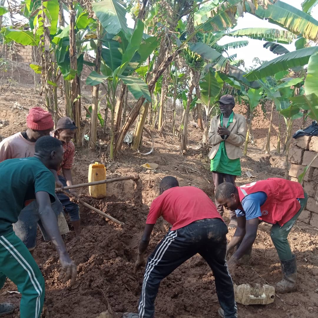 nycnyanza's tweet photo. Urubyiruko rwo mu murenge wa #Cyabakamyi mu kagali ka Nyarurama rwakoze umuganda wo gutera igishahuro inzu y'umuturage utuye mu mudugudu wa Rugote. @NyanzaDistrict @RwandaSouth @RwandaYouth @MiniYouthRwanda https://t.co/RHlBPRoRfK