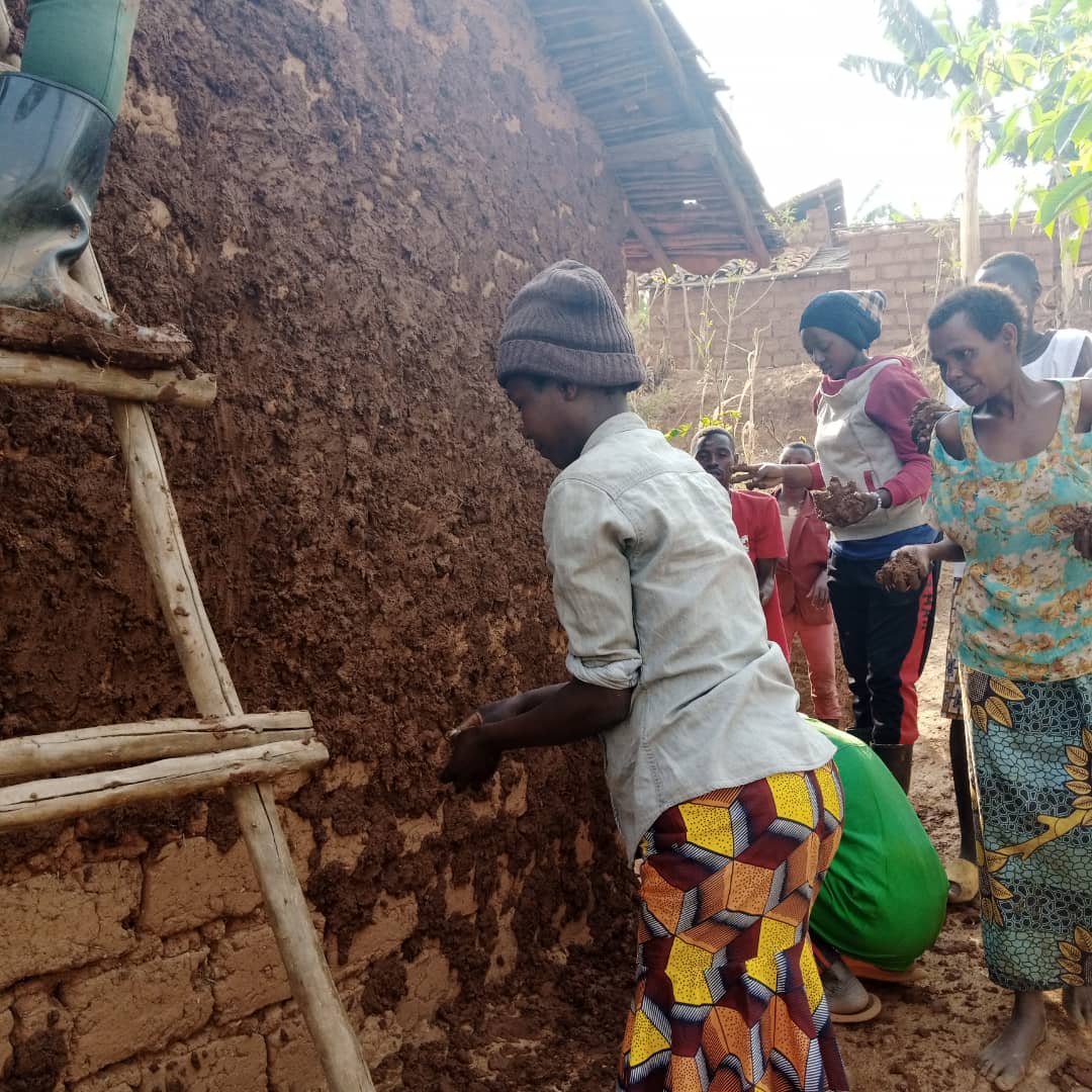 nycnyanza's tweet photo. Urubyiruko rwo mu murenge wa #Cyabakamyi mu kagali ka Nyarurama rwakoze umuganda wo gutera igishahuro inzu y'umuturage utuye mu mudugudu wa Rugote. @NyanzaDistrict @RwandaSouth @RwandaYouth @MiniYouthRwanda https://t.co/RHlBPRoRfK