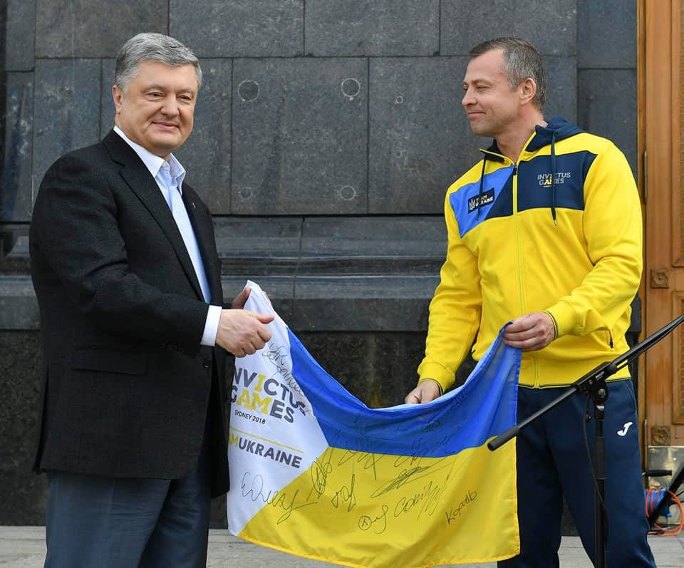poroshenko's tweet photo. Друже Сокіл… як же так… в нас було стільки планів… І по реабілітації поранених, і по безпілотникам…

Велика втрата для всіх нас. Загинув друг, депутат Київської міської ради від ЄС ��ергій Ільницький… 

Воював за наш український Донбас ще з 2014 року. Там і загинув, на Донбасі, під Курдюмівкою…

Герой! 

Вічна памʼять і 
Героям Слава!

Важко…

PS. Тіло евакуювали. Прощання буде в Києві. Сергій гідно представляв столицю там, де сьогодні бʼється серце України… і обливається кровʼю.
