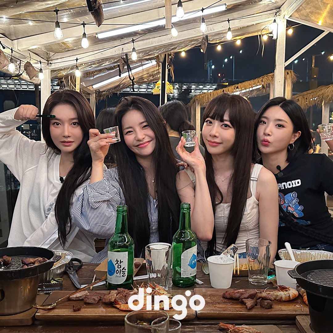 dingo_official's tweet photo. [#딩고뮤직] 

#이슬라이브 에 찾아온 브브걸🍻
8월 24일 19시, 딩고뮤직 채널에서 만나요 :)

@weare_bbgirls 

#브브걸 #BBGIRLS #이슬라이브
#ONEMORETIME #민영 #유정 #은지 #유나
#딩고뮤직 #DingoMusic https://t.co/s0pvviNYSz