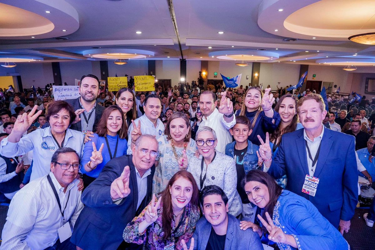 Dimos con mucho gusto la bienvenida en León 🦁 a Xóchitl Gálvez 🤞🏼, los jóvenes de #León y de #Guanajuato te recibimos con mucho entusiasmo, porque estamos seguros que el país puede tomar un mejor rumbo. 🇲🇽

#XóchitlVa 
#FrenteAmplioPorMéxico 🔵🔴🟡
#ConLaFuerzaDeLosJóvenes ✌🏼