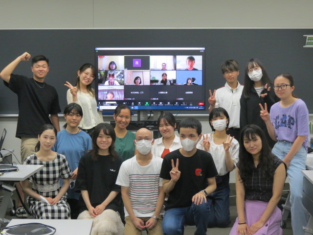 rikkyo_SGS's tweet photo. 【新座キャンパス　学期末振り返りミーティング】
7月27日に春学期の振り返りMTGを開催しました。
試験期間中でしたが、多くの学生が参加してくれて、
サポートの感想、工夫したこと、困ったことなどを共有しました。
秋学期からのサポートに活かせるといいですね！ https://t.co/ujQ6MGORox