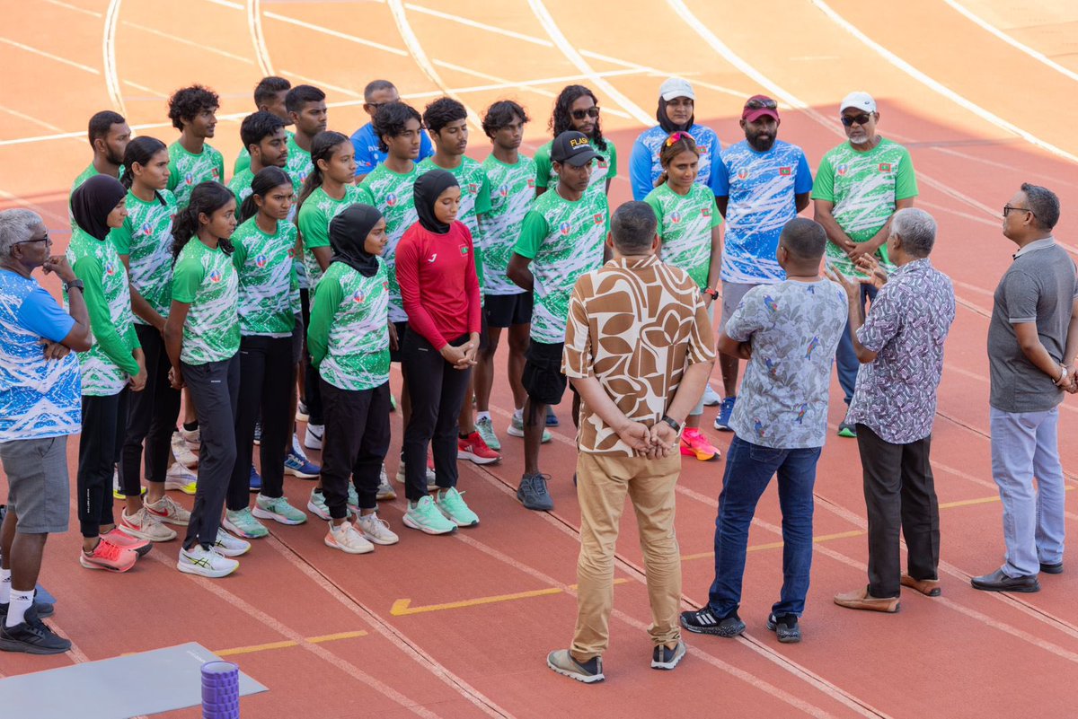 AhmedMahloof's tweet photo. IOIG ގައި އެެތުލެޓިކްސުން ރަނގަޅު ނަތީޖާއެއް ހޯދުމަށް ފާއިތުވި 4 އަހަރުވަނީ ގިނަ މަސައްކަތްތަކެއް ކުރެވިފަ. އެކުވެނި ސިންތެޓިކު ޓްރެކަކަށް ބަދަލުކުރެވުން އެއީ އެންމެ މުހިންމު އެއް މަސައްކަތް. 
އަރުތަ ޕްރޮގްރާމު އަދި އޮލިމްޕިކް ސްކޮލަރޝިޕްގެ ދަށުން ޖެމެއިކާގަ އިބާދު الله އަދި ހިމްނާ ދިޔައީ ތަމްރީނު ހަދަމުން. ޝަމްހާގެ ތަމްރީނުގެ ކަންކަން ވަނީ ހަމަޖައްސާދެވިފަ. އަދި ފާއިތުވި 6 މަސް ދުވަހުވެސް ޓީމުގައި ހިމެނޭ ގިނަ އަދަދެއްގެ އެތުލީޓުން ގެންދިއައީ އިންޑިއާ ސަރުކާރުގެ އެހީތެރިކަމާއިއެކު ބެންގަލޫރުގައި ތަމްރީނުތައް ހަދަމުން. 
އުންމީދަކީ ރަނގަޅު ކާމިޔާބެއްލިބުން. إن شاء الله

ޓީމާ ބައްދަލުކޮށްލުމުގެ ތެރެއިން. 🇲🇻
#Thayyaarey #IOIG2023 #KaamiyaabuRaajje