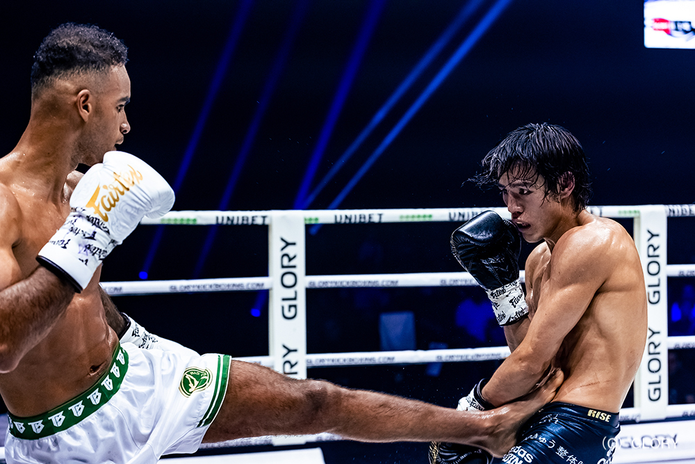 SHOOT_BOXING's tweet photo. /
#GLORY87
海人が王者ベスタティ挑戦も試練の一敗に「世界一の目標は変わってない」
\
2023年8月19日(土・現地時間)オランダのアホイ・ロッテルダムで開催された『GLORY 87』で海人(TEAM F.O.D)がGLORY世界ライト級(70kg)タイトルマッチに挑戦し敗れたが、フルラウンド戦う健闘ぶりを見せた。
現在18連勝中の海人が挑戦した王者ティジャニ・ベスタティ(モロッコ)は海人と同じ25歳でキック戦績29戦24勝(9KO)5敗、現在ONEを主戦場にするシッティチャイ・シッソンピーノン、マラット・グリゴリアンとの対戦経験もある。3月には、原口健飛を2度破っている一階級下のGLORY世界フェザー級王者ペットパノムルン・キャットムーカオの挑戦を退け3度目の防衛に成功しており、今回は4度目の防衛戦となった。
180㎝の海人に対し、190cmの長身を誇るベスタティはその体格差を活かし、1Rから左ジャブを突き刺し、左ミドル、前蹴りで距離を取る。海人は右カーフをこつこつ当て前進するも連打につなげられない。手数で上回るベスタティがリード。
2R以降も海人は右カーフを当てるものの、ベスタティの左ミドルを受けて入り込めず。4Rになると、海人のカーフが効いてきたか、ベスタティはオーソドックスからサウスポーに構えを変える時間が長くなるもベスタティの攻撃の手数は減らない。終盤には海人がベスタティをコーナーに詰めてパンチ連打から左ハイ。
5R、ここまでベスタティ有利の中、海人は左ボディ、右カーフと攻撃を当てるも、ベスタティは距離を取って追撃を許さす。最後までベスタティがペースを握る展開となり、海人は判定負け。世界最高峰の1人、ベスタティを相手に最後まで戦い続けた海人に拍手が送られた。4度目の防衛に成功したベスタティは試合後のマイクで「海人のカーフキックが原因でもあり、テクニカルな試合を見せることができなかった。次回は誰が相手でもいいです」とコメントしている。
海人は2日後、26歳の誕生日となった21日にSNSを更新。「ありがとうございました。世界一の目標は変わってない。最強を証明していく。その為にまた強くなります。皆さんこれからもよろしくお願いします!」と再起を約束。ここから海人の逆襲が始まる。
https://t.co/omoYSSUu92
「GLORY 87」
2023年8月19日(土・現地時間)オランダ・ロッテルダム
▼GLORY世界ライト級(70kg)タイトルマッチ 3分5R
〇ティジャニ・ベスタティ(モロッコ/王者)
判定5‐0 ※五者とも50‐45
×海人(TEAM F.O.D/SB世界スーパーウェルター級王者/挑戦者)
⚡️📡U-NEXT見逃し配信 9月19日 23:59まで📡⚡️
https://t.co/AQf1D6v63m