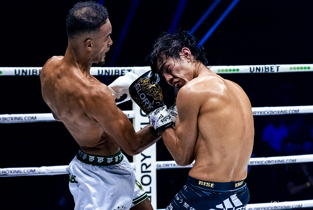 SHOOT_BOXING's tweet photo. /
#GLORY87
海人が王者ベスタティ挑戦も試練の一敗に「世界一の目標は変わってない」
\
2023年8月19日(土・現地時間)オランダのアホイ・ロッテルダムで開催された『GLORY 87』で海人(TEAM F.O.D)がGLORY世界ライト級(70kg)タイトルマッチに挑戦し敗れたが、フルラウンド戦う健闘ぶりを見せた。
現在18連勝中の海人が挑戦した王者ティジャニ・ベスタティ(モロッコ)は海人と同じ25歳でキック戦績29戦24勝(9KO)5敗、現在ONEを主戦場にするシッティチャイ・シッソンピーノン、マラット・グリゴリアンとの対戦経験もある。3月には、原口健飛を2度破っている一階級下のGLORY世界フェザー級王者ペットパノムルン・キャットムーカオの挑戦を退け3度目の防衛に成功しており、今回は4度目の防衛戦となった。
180㎝の海人に対し、190cmの長身を誇るベスタティはその体格差を活かし、1Rから左ジャブを突き刺し、左ミドル、前蹴りで距離を取る。海人は右カーフをこつこつ当て前進するも連打につなげられない。手数で上回るベスタティがリード。
2R以降も海人は右カーフを当てるものの、ベスタティの左ミドルを受けて入り込めず。4Rになると、海人のカーフが効いてきたか、ベスタティはオーソドックスからサウスポーに構えを変える時間が長くなるもベスタティの攻撃の手数は減らない。終盤には海人がベスタティをコーナーに詰めてパンチ連打から左ハイ。
5R、ここまでベスタティ有利の中、海人は左ボディ、右カーフと攻撃を当てるも、ベスタティは距離を取って追撃を許さす。最後までベスタティがペースを握る展開となり、海人は判定負け。世界最高峰の1人、ベスタティを相手に最後まで戦い続けた海人に拍手が送られた。4度目の防衛に成功したベスタティは試合後のマイクで「海人のカーフキックが原因でもあり、テクニカルな試合を見せることができなかった。次回は誰が相手でもいいです」とコメントしている。
海人は2日後、26歳の誕生日となった21日にSNSを更新。「ありがとうございました。世界一の目標は変わってない。最強を証明していく。その為にまた強くなります。皆さんこれからもよろしくお願いします!」と再起を約束。ここから海人の逆襲が始まる。
https://t.co/omoYSSUu92
「GLORY 87」
2023年8月19日(土・現地時間)オランダ・ロッテルダム
▼GLORY世界ライト級(70kg)タイトルマッチ 3分5R
〇ティジャニ・ベスタティ(モロッコ/王者)
判定5‐0 ※五者とも50‐45
×海人(TEAM F.O.D/SB世界スーパーウェルター級王者/挑戦者)
⚡️📡U-NEXT見逃し配信 9月19日 23:59まで📡⚡️
https://t.co/AQf1D6v63m