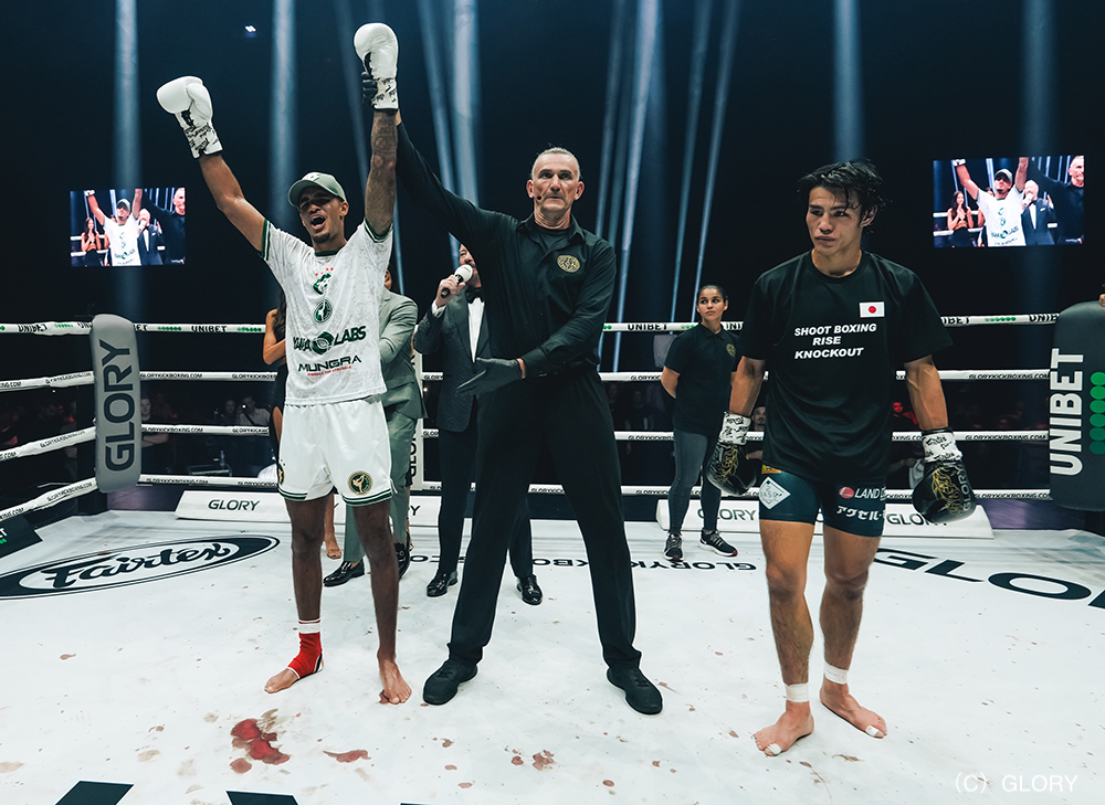 SHOOT_BOXING's tweet photo. /
#GLORY87
海人が王者ベスタティ挑戦も試練の一敗に「世界一の目標は変わってない」
\
2023年8月19日(土・現地時間)オランダのアホイ・ロッテルダムで開催された『GLORY 87』で海人(TEAM F.O.D)がGLORY世界ライト級(70kg)タイトルマッチに挑戦し敗れたが、フルラウンド戦う健闘ぶりを見せた。
現在18連勝中の海人が挑戦した王者ティジャニ・ベスタティ(モロッコ)は海人と同じ25歳でキック戦績29戦24勝(9KO)5敗、現在ONEを主戦場にするシッティチャイ・シッソンピーノン、マラット・グリゴリアンとの対戦経験もある。3月には、原口健飛を2度破っている一階級下のGLORY世界フェザー級王者ペットパノムルン・キャットムーカオの挑戦を退け3度目の防衛に成功しており、今回は4度目の防衛戦となった。
180㎝の海人に対し、190cmの長身を誇るベスタティはその体格差を活かし、1Rから左ジャブを突き刺し、左ミドル、前蹴りで距離を取る。海人は右カーフをこつこつ当て前進するも連打につなげられない。手数で上回るベスタティがリード。
2R以降も海人は右カーフを当てるものの、ベスタティの左ミドルを受けて入り込めず。4Rになると、海人のカーフが効いてきたか、ベスタティはオーソドックスからサウスポーに構えを変える時間が長くなるもベスタティの攻撃の手数は減らない。終盤には海人がベスタティをコーナーに詰めてパンチ連打から左ハイ。
5R、ここまでベスタティ有利の中、海人は左ボディ、右カーフと攻撃を当てるも、ベスタティは距離を取って追撃を許さす。最後までベスタティがペースを握る展開となり、海人は判定負け。世界最高峰の1人、ベスタティを相手に最後まで戦い続けた海人に拍手が送られた。4度目の防衛に成功したベスタティは試合後のマイクで「海人のカーフキックが原因でもあり、テクニカルな試合を見せることができなかった。次回は誰が相手でもいいです」とコメントしている。
海人は2日後、26歳の誕生日となった21日にSNSを更新。「ありがとうございました。世界一の目標は変わってない。最強を証明していく。その為にまた強くなります。皆さんこれからもよろしくお願いします!」と再起を約束。ここから海人の逆襲が始まる。
https://t.co/omoYSSUu92
「GLORY 87」
2023年8月19日(土・現地時間)オランダ・ロッテルダム
▼GLORY世界ライト級(70kg)タイトルマッチ 3分5R
〇ティジャニ・ベスタティ(モロッコ/王者)
判定5‐0 ※五者とも50‐45
×海人(TEAM F.O.D/SB世界スーパーウェルター級王者/挑戦者)
⚡️📡U-NEXT見逃し配信 9月19日 23:59まで📡⚡️
https://t.co/AQf1D6v63m