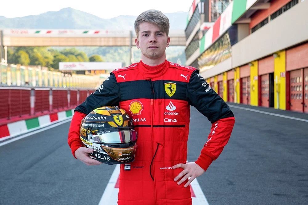 FormulaDirecta's tweet photo. 🚨 ÚLTIMA HORA: Robert Shwartzman sustituirá a Carlos Sainz en los Libres 1 del Gran Premio de los Países Bajos.

#F1 #DutchGP 🇳🇱 https://t.co/vJBGqfeMul
