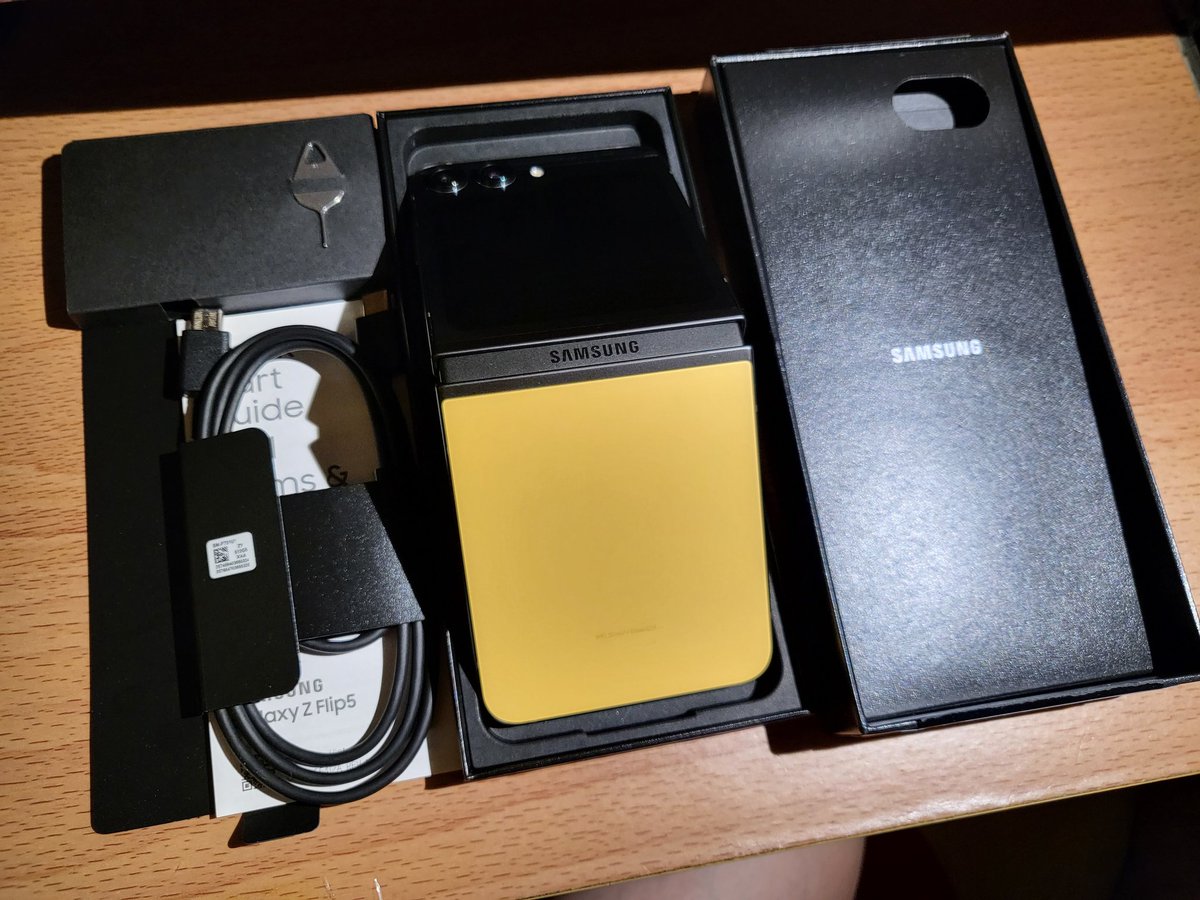 vvdub420's tweet photo. 🤓Finally upgraded my Z Flip3 to the 5 with soooo much better battery and let's not forget the bigger cover/flex screen that's soooo convenient😁 #ZFlip5 #Samsung #GalaxyZFlip5 https://t.co/OY4svFqOP5