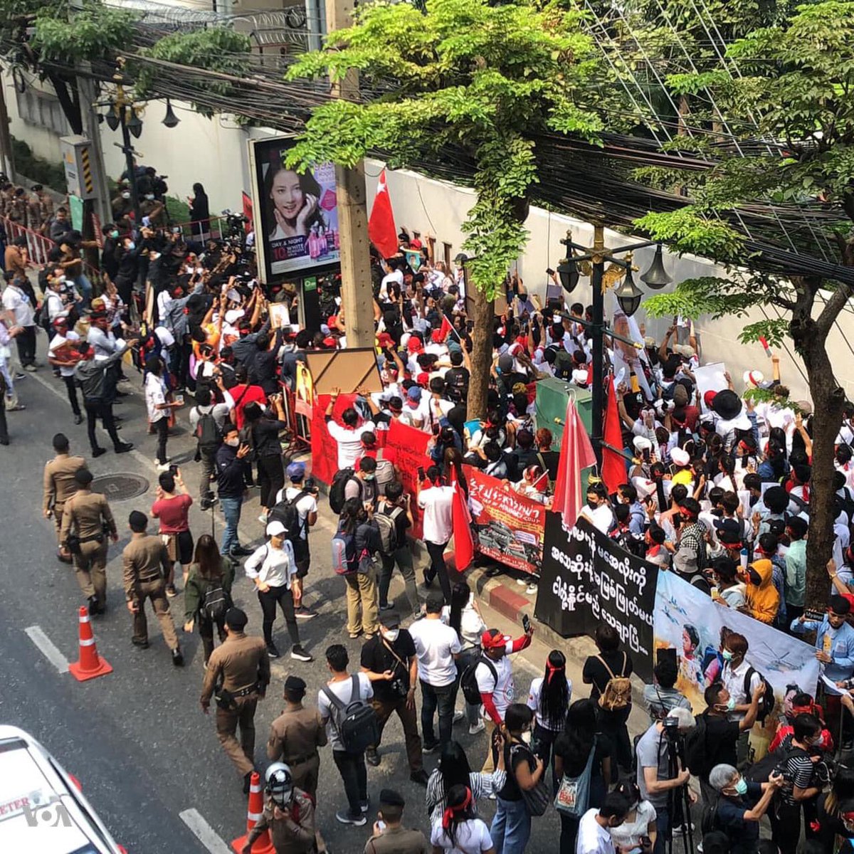hpanja_brang's tweet photo. 7 people including a Thammasat university student were convicted in relation to a #ม็อบ1กุมภา / #StandWithMyanmar protest outside the Myanmar embassy in Thailand under the Emergencies act. Sentenced to between 1 - 4 years. 6 have been granted bail pending appeal.
#FreeOurFriend https://t.co/GKnOdIjUvp