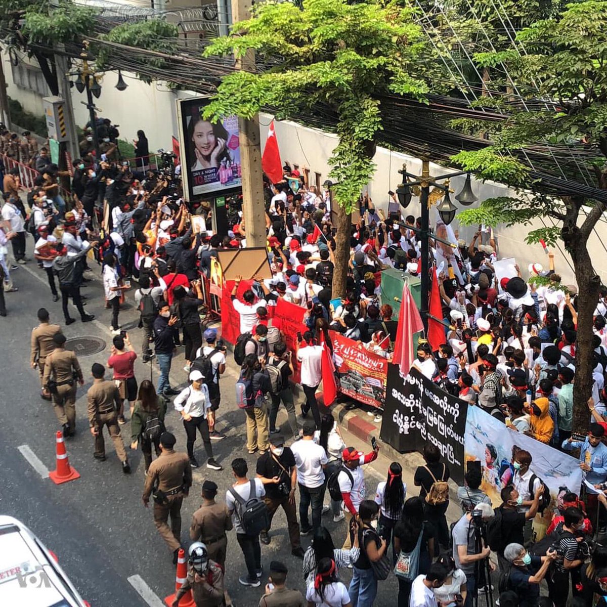 7 people including a Thammasat university student  were convicted in relation to a #ม็อบ1กุมภา / #StandWithMyanmar protest outside the Myanmar embassy in Thailand under the Emergencies act. Sentenced to between 1 - 4 years. 6 have been granted bail pending appeal.
#FreeOurFriend