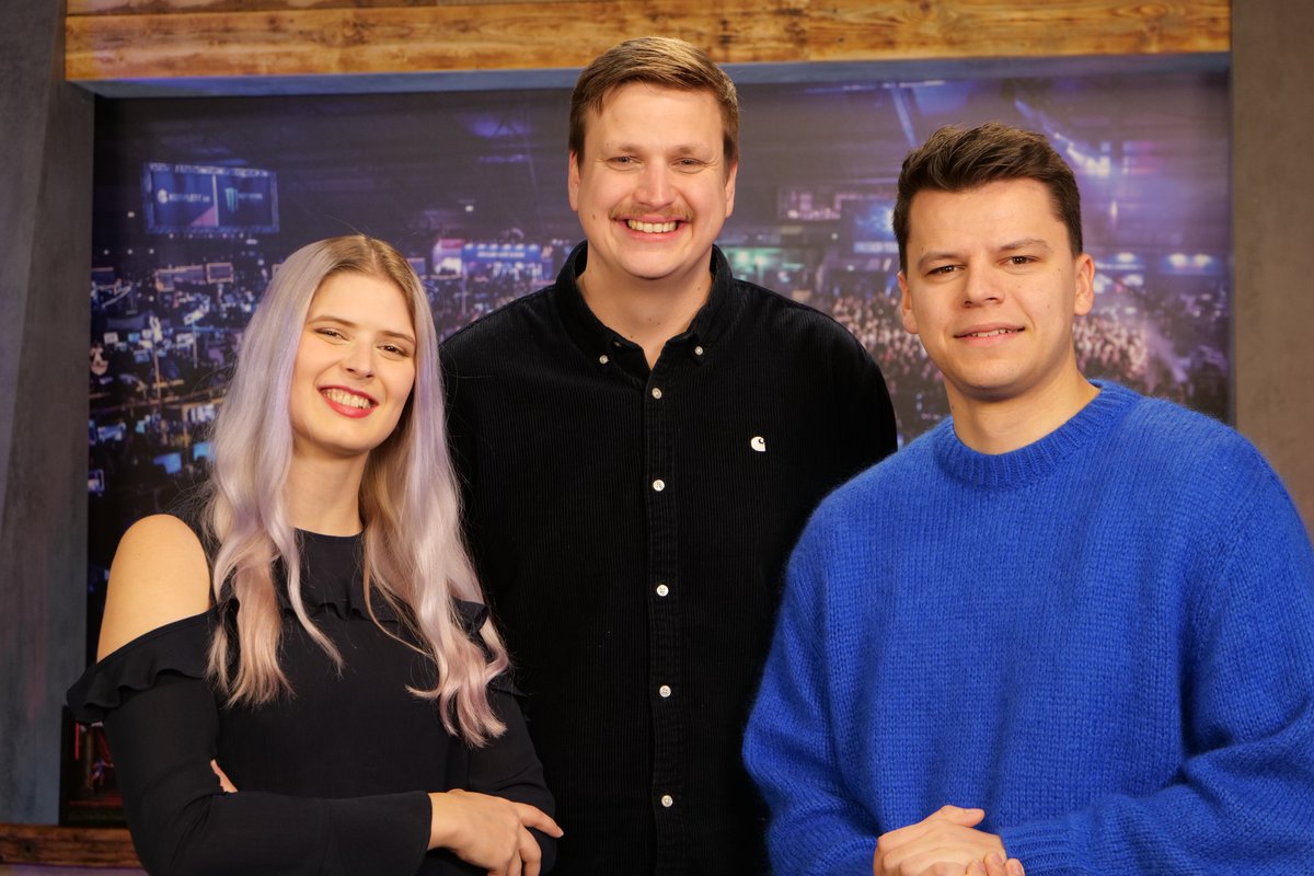 ProSieben MAXX (@prosiebenmaxx) on Twitter photo Wir wünschen allen Gaming-Fans viel Spaß auf der #gamescom2023 🎮
Auch <a href="/HerfurtnerL/">Lea Herfurtner</a>, <a href="/retakehauke/">Hauke van Göns</a> & <a href="/paulomuc/">Paul Luca Fischer</a> sind vor Ort und sammeln für Eindrücke und Stimmen für die kommende #eFernsehen-Folge.
📺 Dienstag 29.8., 22:55: #eFernsehen - die <a href="/EsportsDotCom/">esports.com | Gaming & Esport</a> Gaming Late Night Wir wünschen allen Gaming-Fans viel Spaß auf der #gamescom2023 🎮
Auch <a href="/HerfurtnerL/">Lea Herfurtner</a>, <a href="/retakehauke/">Hauke van Göns</a> & <a href="/paulomuc/">Paul Luca Fischer</a> sind vor Ort und sammeln für Eindrücke und Stimmen für die kommende #eFernsehen-Folge.
📺 Dienstag 29.8., 22:55: #eFernsehen - die <a href="/EsportsDotCom/">esports.com | Gaming & Esport</a> Gaming Late Night