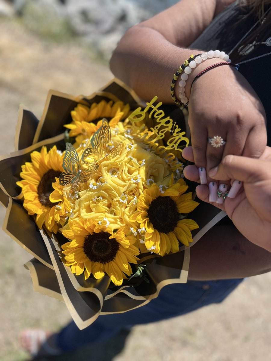 andrearzx6's tweet photo. Birthday Flowers from my bf🙈🌻💛

hella forgot to post it here 😩 https://t.co/tw1hQxcPSv